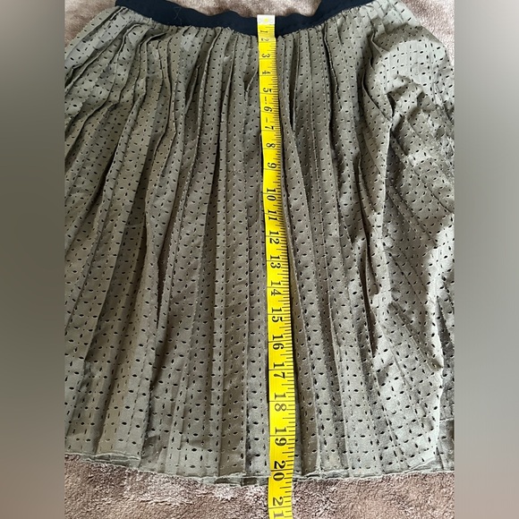 Joe fresh olive eyelet pleated skirt size S - Picture 10 of 10
